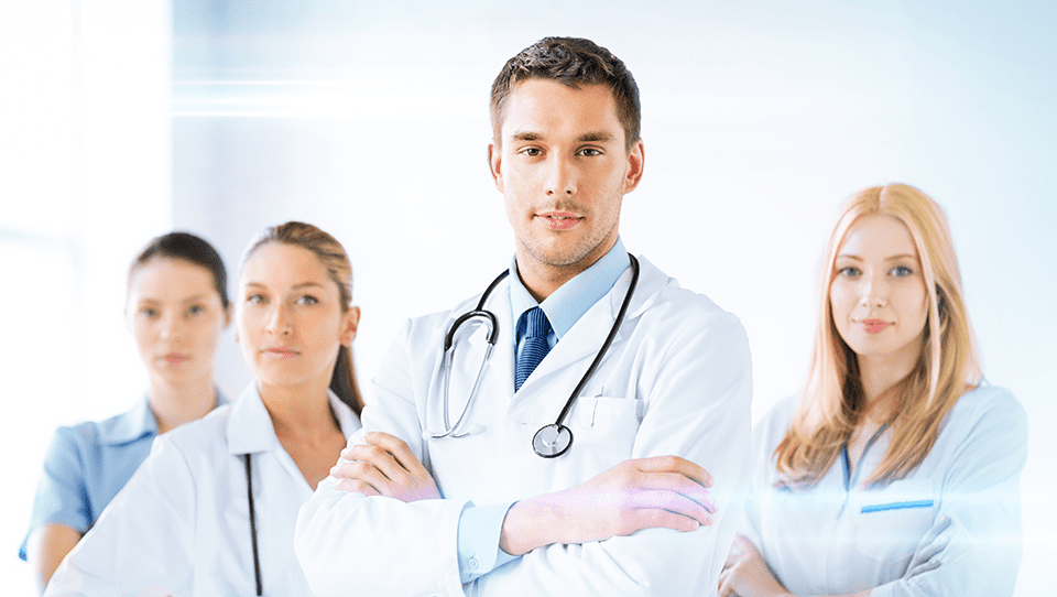 Grupo de doctores ofreciendo consulta virtual para el atraso menstrual